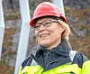 En industridesigner må også ut i terrenget. Her er Eva Widenoja ved Kjerag der hennes nyeste mast er plassert. Bilde: Statnett/Woldcam