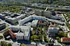 St. Olavs Hospital i Trondheim trekkes ofte frem som et kroneksempel på vellykket bruk av samspillkontrakt. I de deler av prosjekter der samspill ble benyttet ble garantikostnadene redusert med 55 prosent/m2, skadetallene gikk ned med 60 prosent og byggekostnadene ble redusert med 3.4 prosent. Tallene er fra artikkel publisert i Lean construction journal i 2012.