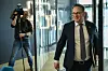 Riksmeklerne Mats Wilhelm Ruland (foran) og Richard Saue på vei til lunsj søndag under meklingen i frontfagsoppgjøret som går på overtid.