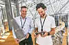 Brede Lærum (t.v.), som er sjef for 3D-print i Equinor, og 3D–print-ekspert Kristoffer Haugland viser frem to deler Equinor har fått 3D-printet. Det sparte dem for både tid og penger. Nå går selskapet i bresjen for å digitalisere varelageret i bransjen. Kjeglen er et printet filter.