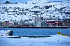 20220404: Fiskebåthavnen i Hammerfest med Hammerfest sentrum i bakgrunnen.
