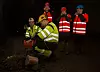Like før det smeller uler det for å varsle at det skal sprenges. I bakgrunnen står statssekretær Tom Cato Karlsen, fylkesordfører i Rogaland Solveig Ege Tengesdal og fylkesmann i Rogaland Magnhild Meltveit Kleppa og holder seg for ørene.