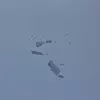 Is som faller fra rotorbladene kan forårsake både personskader og materielle skader. I Sverige knuste isen taket på turbintårnet. Bilde: Alpine Helicopter