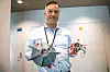 Brede Lærum viser frem en ødelagt del som er rekonstruert digitalt og deretter printet. Foto: Marius Valle