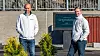 Roar Nygaard (til venstre) og Jan Erik Ødegård tror deres Greenstation er fremtidens ladekonsept. Foto: Marius Valle