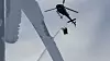 Vannspyling fra helikopter er en av metodene vindkraftbransjen kan ta i bruk for å hindre nedstenging av turbiner om vinteren. Bilde: Alpine Helicopter