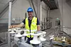 Her står senior investeringskoordinator Knut Eriksen på punktet hvor kablene ledes fra horisontal produksjon i hovedfabrikken til vertikal produksjon i tårnet. Tårnets to identiske produksjonslinjer har dedikerte kabelføringsbaner som henter ledere opp og sender kabler ut. Foto: Mona Strande