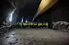 Alle venter spent på at Marti skal gjøre unna sikringsarbeidet, slik at det er mulig å se hullet til den andre enden av tunnelen.