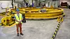 Lars Jordal er avdelingsleder ved Nexans' mekaniske testsenter i Halden. Her står han ved strekkbanen, én av mange installasjoner laget for å tyne alt ut av kablene. Det må til for å dokumentere at kunden får det de har bestilt før produksjonen starter. Foto: Mona Strande