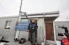 I 2009 var daværende olje- og energiminister Terje Riis-Johansen (Sp) på besøk på Jan Mayen. Den gamle stasjonen er preget av årene i polarklima.  Foto: Ole Helgesen