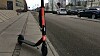 Den første evalueringen av el-sparkesyklene viser flere uhell, dårligere trafikkatferd enn syklistenes, og et klimaavtrykk som trekkes ned av at brukerne oftest ville ha gått eller syklet i stedet. Illustrasjon: Christian Østergaard