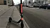 Den første evalueringen av el-sparkesyklene viser flere uhell, dårligere trafikkatferd enn syklistenes, og et klimaavtrykk som trekkes ned av at brukerne oftest ville ha gått eller syklet i stedet. Illustrasjon: Christian Østergaard