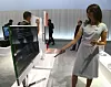 IFA: Tyske Loewe er som vanlig opptatt av design, Her viser en av Loewe-representantene fram en modell med skiftende grønt lys på sidene.