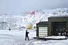 Ballongslipp: For å få et godt bilde av værsituasjonen i de ulike lagene i atmosfæren brukes værballonger som denne som ble sluppet fra Jan Mayen Bilde: Thomas Olsen