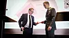 Anbefaling 1: Forsvarsminister Bjørn Arild Gram mottar nye fagmilitære råd fra forsvarssjef Eirik Kristoffersen. Foto: Eirik Urke