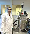 Jafar Safarian forsker på produksjon, raffinering og resirkulering av solcellesilisium. Foto: NTNU