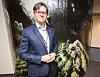 Bernt Skeie, administrerende direktør ved CMR Prototech, som også utvikler romfartsteknologi. Ikke så rart at de har et stort veggmaleri av norske astronauter som driver med landbruk på en fremmed planet på kontoret. Foto: Marius Valle