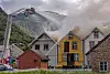 Syvende juni begynte det å brenne i trehusbebyggelsen i sentrum av Lærdal. Brannalarmen gikk først et kvarter etter at forbipasserende hadde varslet, og nå viser det seg at tomme batterier i brannvarslerne ofte ikke ble byttet.