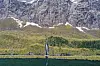 Dagens vei går nede ved fjorden. Elva Hundsåna renner ut omtrent midt på strekningen. Over cirka 250 meters høyde er fjellet stupbratt.