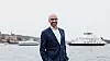 Alexandre Vermot, Norgessjefen for Schneider Electric, foran de nye elektriske ferjene i Oslofjorden. Han etterlyser enda mer energieffektivisering for å muliggjøre elektrifiseringen av Norge.