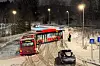 Vanskelige kjøreforhold fører til at Ruter innstiller flere bussavganger i Oslo tirsdag morgen. Bildet er fra mandagens snøvær, da en buss kjørte av veien på Mortensrud. Foto: Håkon Mosvold Larsen/NTB