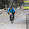 Sykkelveien langs Bispegata i Oslo får kritikk fra forskere. Den ligger flere centimeter høyere enn bilveien og den skarpe kanten på steinen skaper farlige situasjoner og usikkerhet hos syklister. Foto: Joachim Seehusen