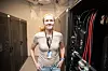 Sintef-forsker Fride Vullum-Bruer i «batterirommet» på Tiller videregående skole i Trondheim. Her lagres solstrøm i 16 brukte elbilbatterier. Foto: Håvard Egge/Gemini.no
