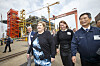 Statsminister Erna Solberg, Siv Solem, landsjef for Statoil Sør-Korea og konsernsjef Choi Kil-seon foran byggingen av Aasta Hansteen på Hyundai Heavy Industries i Ulsan. Samme uke omkom tre arbeidere på verftet.