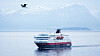 Hurtigruten Polarlys på Moldefjorden. Hurtigruten har et underskudd på 1,3 milliarder kroner i første halvår, men peker på at bookingene har økt.