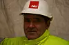 OVERVÅKER: I pøsende høstregn overvåker prosjektleder Geir Olafsen fra NLI Alfr. Andersen as montasjeprosessen. NLI har produsert den 2100 tonn tunge broen.