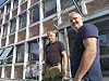 Rådmann Øystein Tveit (t.h) og avdelingsingeniør Olav Kjetil Greivstad foran et kommunehus med til dels store mangler. Foto: Lars Taraldsen