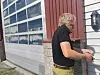 Det er aldri en kjedelig dag på teknisk avdeling i Kviteseid. Her er avdelingsingeniør Olav Kjetil Greivstad under en telefonsamtale om en lekkasje, der det pipler opp vann fra asfalten i sentrum. Rørledningsnettet er gammelt og det forventes at det blir flere lekkasjer etter hvert. Foto: Lars Taraldsen