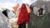 To barn står ved de provisoriske teltene som er satt opp for klimaflyktninger i Mogadishu i Somalia. Familien deres ble tvunget til å flykte da regionen deres ble rammet av den verste tørken på over 50 år tidligere i 2023.