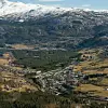 Bømoen ligger ved utløpet av Raundalen, i nærheten av flyplass og jernbane på Voss. Foto: Svein Ulvund