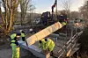 Deler av et vindturbinblad løftes på plass. Foto: Re-Wind