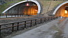 Nymontert cortén-rekkverk ved en av tunnelene på strekningen Gardermoen-Dal. Bildet er tatt i 2011.