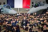 Frankrikes president, Emmanuel Macron, holder en tale ved Luxeuil-Saint-Sauveur-flybasen i Frankrike i mars 2025. I bakgrunnen står et Dassault Mirage 2000-fly og et Dassault Rafale-fly. Foto: Ludovic Marin/Pool via Reuters