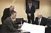 Guvernør Jurij Jevdokimov i Murmansk viste i 2007 fram et norskfinansiert kart over atomavfallsanlegget i Andrejevabukta til daværende statsminister Jens Stoltenberg da han besøkte byen. Nå har atomsikkerhetssamarbeidet opphørt.