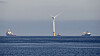 I alt fem gigantiske, flytende havvindturbiner slepes nå fra Stord til kysten av Skottland. Hver av dem veier over 12.000 tonn og stikker 125 meter opp over havoverflaten.