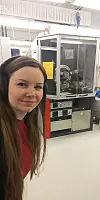 Frida Hemstad Danmo på lab'en. Dette er instrumentet forskerne brukte for å gjøre de første kinetikkmålingene for oksygenopptak. Det kalles et røntgendiffraktometer. Foto: Frida Hemstad Danmo