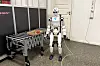 Studentene har gitt den humanoide roboten kallenavnet «Robbie». Vasilii Anderson forteller at roboten etter hvert ble «et ekstra medlem av gruppa». Foto: Tuva Sæbø Egeland