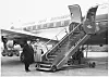 Skipsreder Ludvig Braathen og hans hustru Marja foran trappen til et nyanskaffet DC-6 i 1961. Foto: NTB arkivfoto