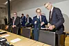 Alf Tore Sørheim (nummer to fra høyre), fungerende direktør i Sjøfartsdirektoratet, myndigheten som gir dispensasjoner til utenlandske kapteiner, ville ikke svare på spørsmål om ordningen, men viste til havministeren. Her i samtale med kystdirektør Einar Vik Arset (til høyre). Foto: Arash A. Nejad