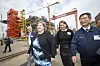 Statsminister Erna Solberg, Siv Solem, landsjef for Statoil Sør-Korea og konsernsjef Choi Kil-seon foran byggingen av Aasta Hansteen på Hyundai Heavy Industries i Ulsan. Samme uke omkom tre arbeidere på verftet. Foto: Heiko Junge/NTB scanpix
