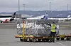 En pall med laks gjøres klar til å lastes om bord i et fly. Spesielt flyfrakten til Kina økte kraftig i fjor.
