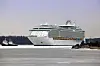 Freedom of the Seas ble trukket av to taubåter på vei ut fra verftet i Åbo, Finland tidligere i år.