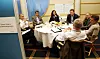 SATT I BÅS: I en kontorbås på omtrent fire ganger fire meter diskuterer Gruppe 4 (av seks) kommersielle muligheter for intelligent energistyring. Fra venstre: Wilhelm Torheim (avdelingsdirektør Miljøverndepartementet, delvis skjult), Gunnar Rydning (adm. dir. Verdane Capital), Jens Auset (adm. dir Hafslund Nett), Mailiw sørensen Grann (markedssjef Cisco), Morten Thorkildsen (adm. dir. IBM Norge), Per Egil Pedersen (rådmann Halden kommune, med ryggen til), Hans Martin vikdal (divisjonsdirektør Innovasjon Norge) og møteleder Martin Ehrensvärd.
