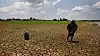 En mann kikker utover et tørkerammet område ved elva Solimoes i den brasilianske delstaten Amazonas i midten av oktober. Klimaendringene bidrar til å øke risikoen for tørke mange steder i verden.