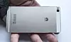 Metall: Huawei P8 er frest ut av aluminiumslegering. Selskapet hevder å løst utfordringene med antenner og metall. Sen hvite stripen i bånn og det hvite partiet rundt kameraet er nedre og øvre antenne som til sammen skal gi svært gode egenskaper i alle bånd.