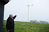 SPARER MYE: Max Jacobsen viser stolt fram sin vindmølle, som gjør at han har fått kuttet strømregningen betraktelig.